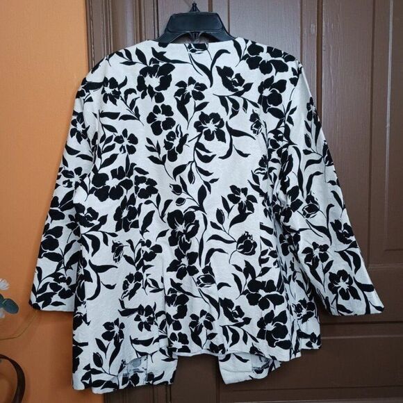 Dress Barn Women's 14/16 Black & White Floral Blazer - Picture 2 of 10